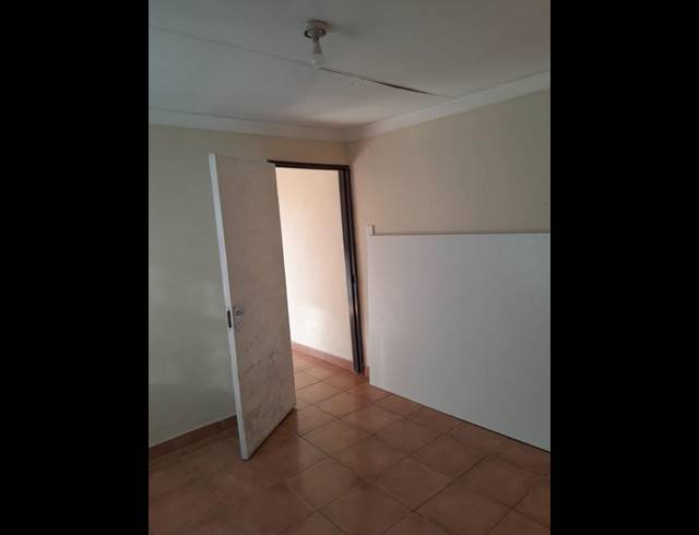 6 BEDROOM HOUSE FOR SALE IN LEACHVILLE EXT 3